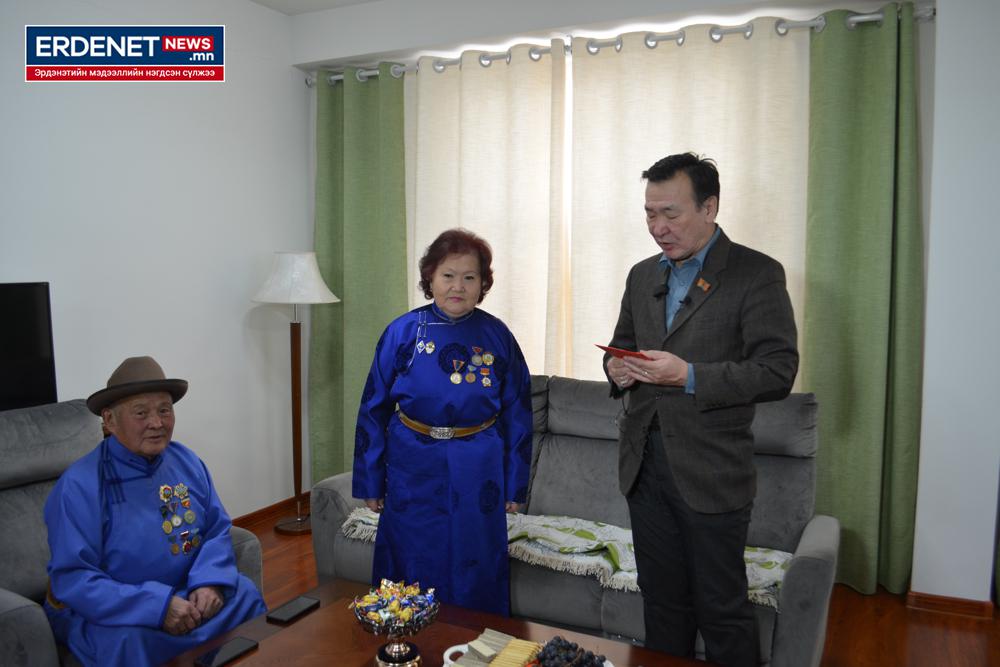 Монгол улсын Ерөнхийлөгчийн зарлигаар Т.Ичинхорлоог хөдөлмөрийн гавьяаны улаан тугийн одонгоор шагнажээ
