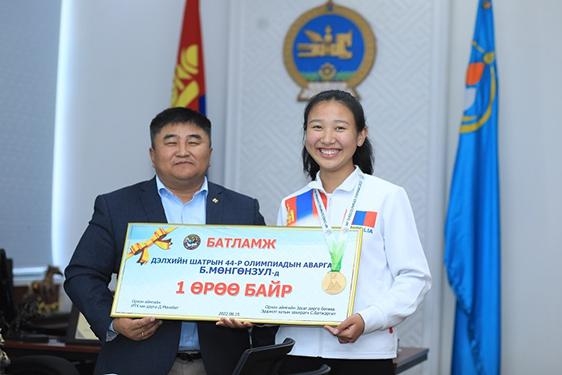 Дэлхийн шатрын олимпиадын аварга Б.Мөнгөнзулд нэг өрөө байрны батламж гардууллаа