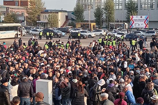 Дээврээ даахтай болсныг нь цэрэгт татаад явчих юм аа...