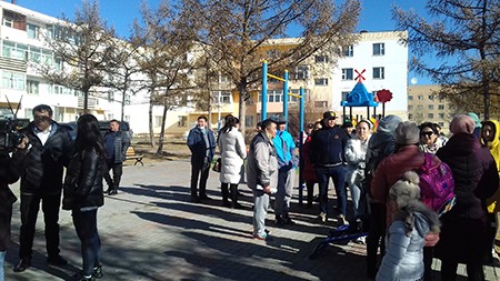 “Алалцъя, шанаганых нь доор ороод хэвтчихье, үзэж тарна шүү”
