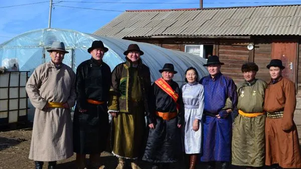 Тэрбээр Нарийн ногооныхоо үр шимээр гурван хүүхдээ их, дээд сургууль төгсгөжээ