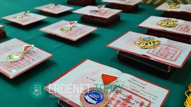 Эрдэнэт үйлдвэрийн ажилтнуудад төрийн одон, медаль гардууллаа