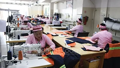 Оёдлын цехэд ажлын шинэ загварын хувцас үйлдвэрлэж байна